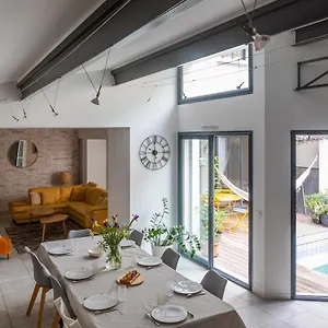 https://avignon-centre-maison-avec-piscine.fr-provencehotel.com